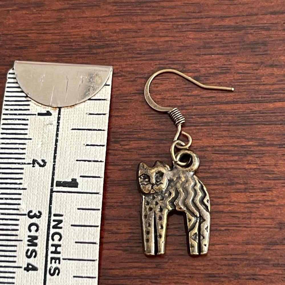 Bronze etched cat drop earrings Artisan-made - Picture 3 of 4